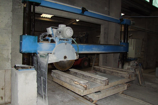 Débiteuse fixe à colonnes d'occasion de marque CEBE diamètre 725